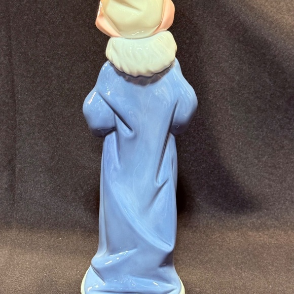 Lladro 6533 The Christmas Caroler 10" Blue & Pink Outfit Holding Sheet Music - Picture 6 of 10